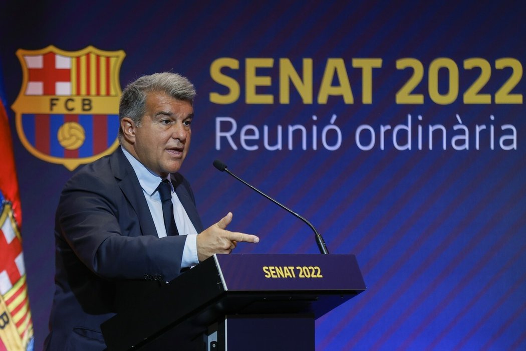 Barcelonu drtí dluhy a prezident klubu Joan Laporta měl De Jongovi sdělit, že musí odejít