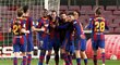 Fotbalisté Barcelony slaví gól proti Huesce