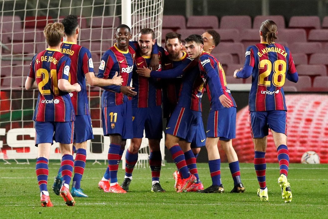 Fotbalisté Barcelony slaví gól proti Huesce