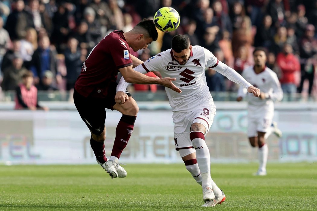 Turínský fotbalista Antonio Sanabria (vpravo) bojuje o míč