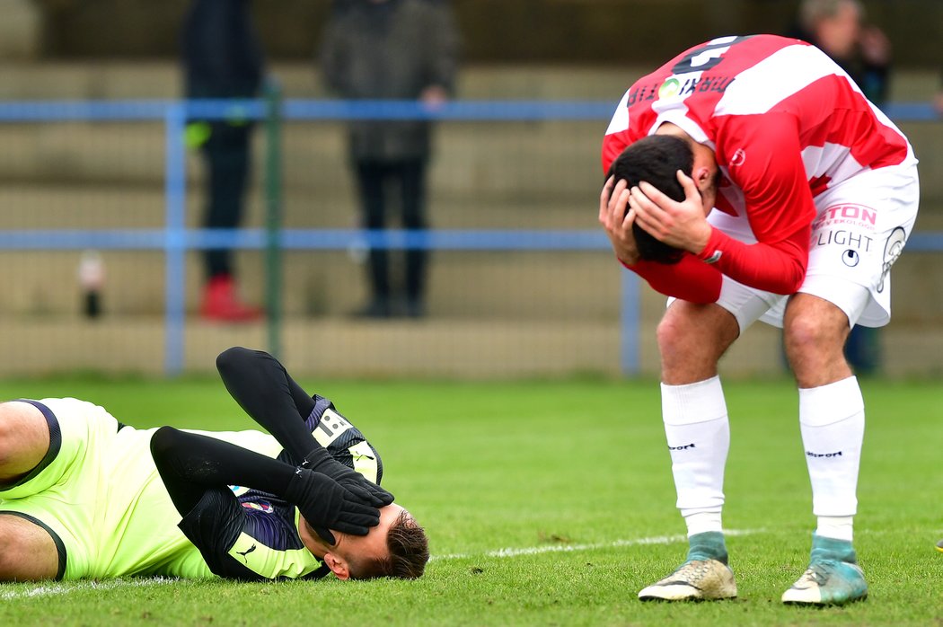 Tomáš Chorý dlouhé chvíle ležel na trávníku v tréninkovém areálu Viktorie Plzeň v Luční ulici a měl k tomu důvod. Z přípravného souboje se Žižkovem si odnesl zlomený nos.