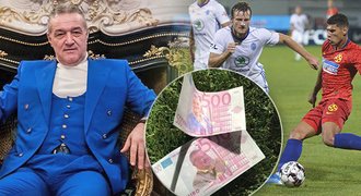 Protest při zápase FCSB s Boleslaví. Fandy štve majitel, házeli falešná eura