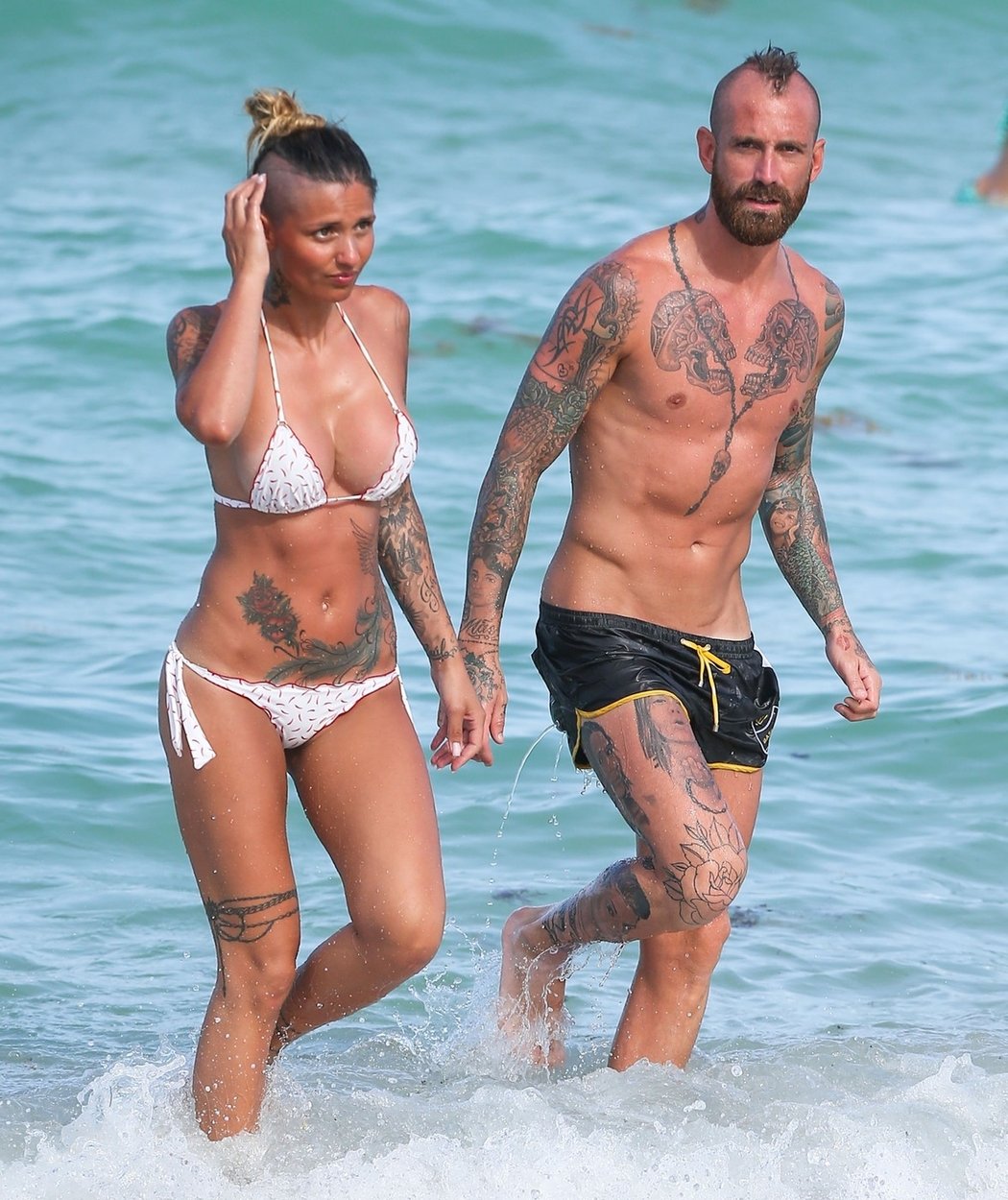 Fotbalista Raúl Meireles je potetovaný od hlavy k patě. V Miami si užívá u moře ve společnosti stejné ozdobené manželky. Fotbalově se pak v istanbulském Fenerbahce potká s českým obráncem Michalem Kadlecem