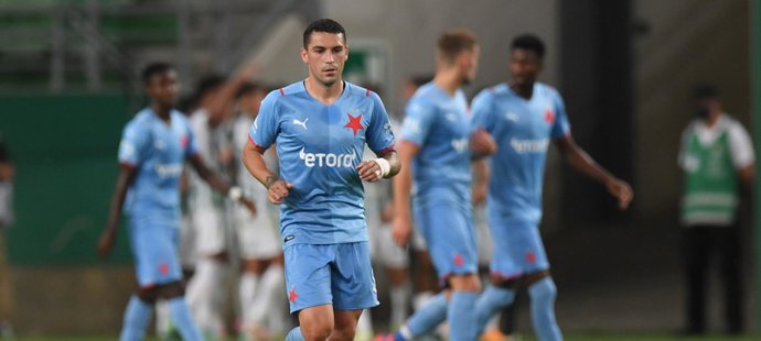 Slávistický záložník Nico Stanciu po inkasovaé brance v duelu s Ferencvárosem