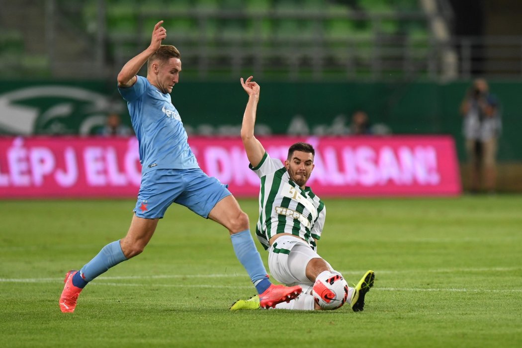 Slávistický útočník Jan Kuchta se snaží vyhnout obránci Ferencvárose v úvodním duelu třetího předkola Ligy Mistrů
