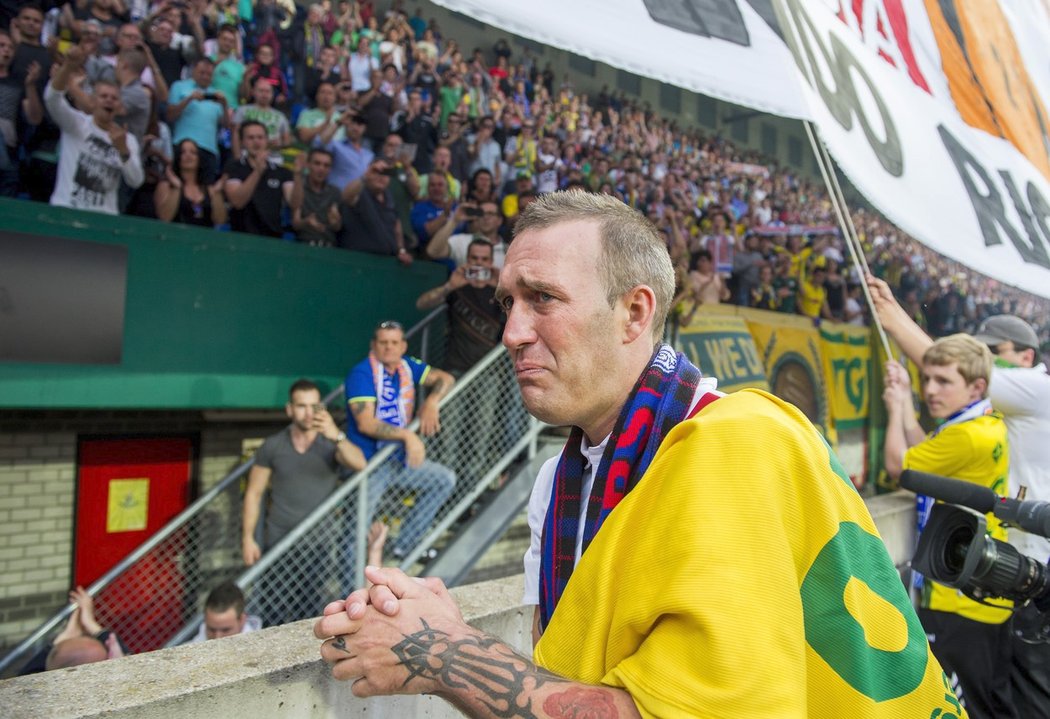 Dojatý Fernando Ricksen v roce 2014 po charitativním zápase ve svém rodišti v Sittardu