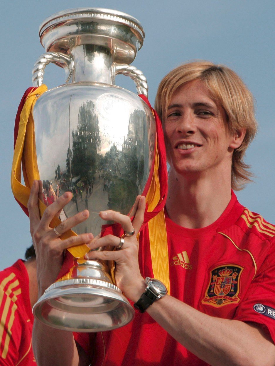 Fernando Torres s trofejí pro mistra Evropy, kterou se Španělskem získal v letech 2008 a 2012