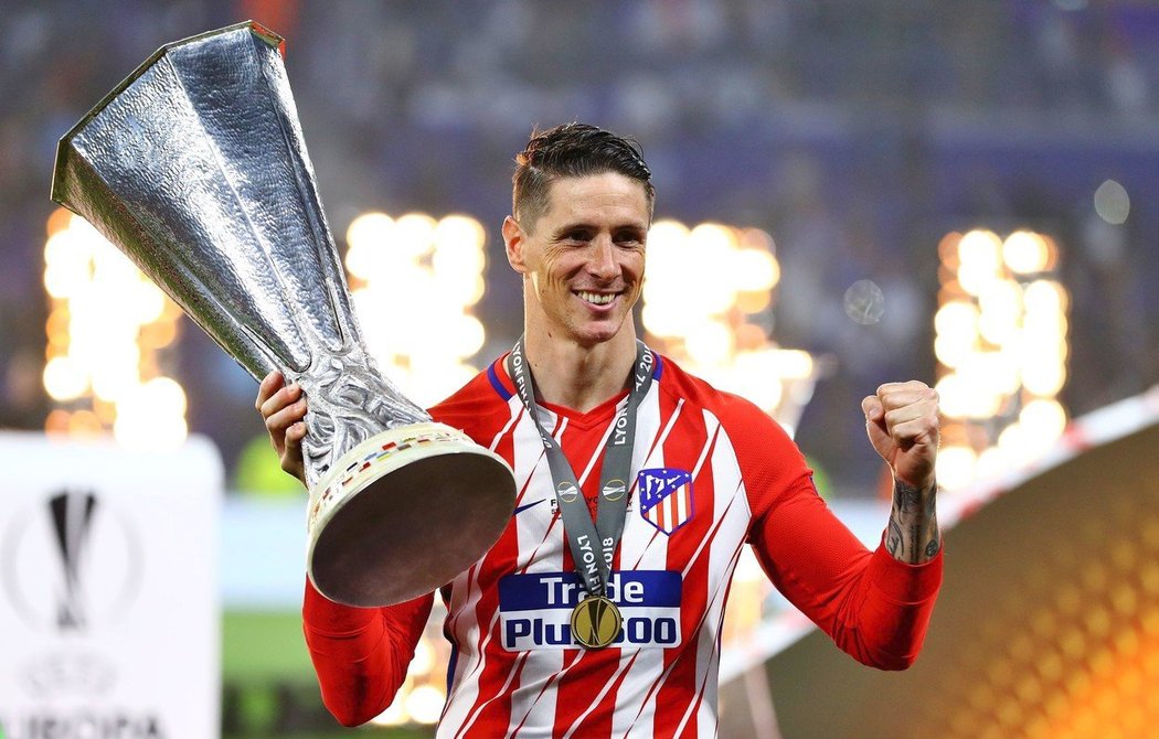 Fernando Torres s trofejí pro vítěze Evropské ligy