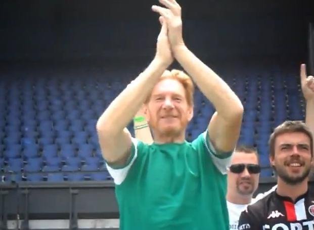 &#34;Rooie&#34; Marck vítá fotbalisty Feyenoordu. Ještě netuší, že se sám dočká potlesku...