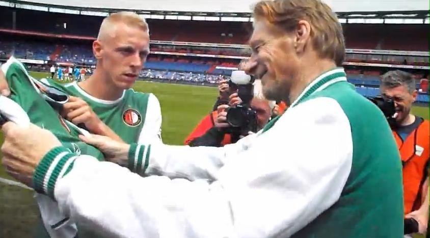 Dojatý Marck dostal od hráčů Feyenoordu dres