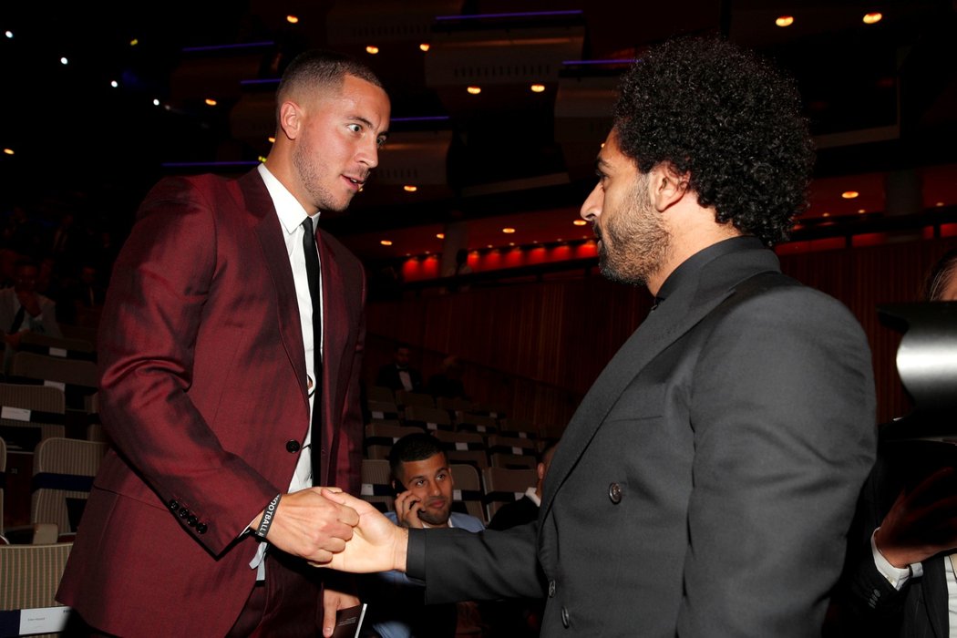 Hvězdy Premier League Eden Hazard a Mo Salah se pozdravili před začátkem vyhlašovacího ceremoniálu