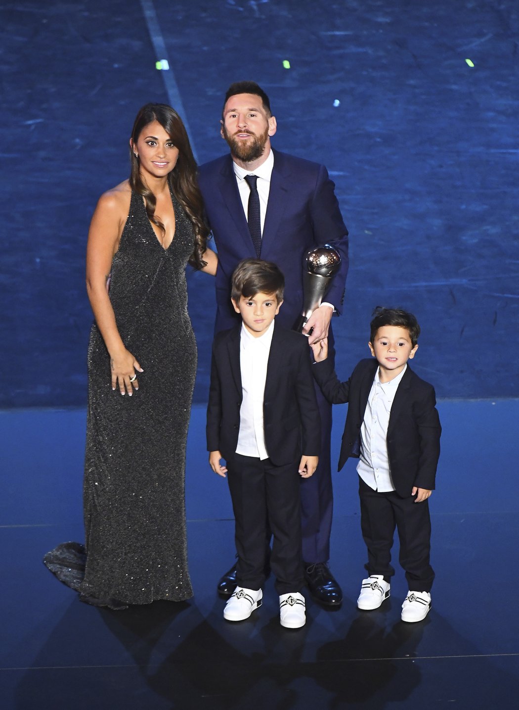 Lionel Messi pózuje s manželkou Antonellou a svými syny