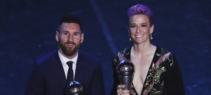 Nejlepší fotbalista Lionel Messi po boku nejlepší hráčky Megan Rapinoeové