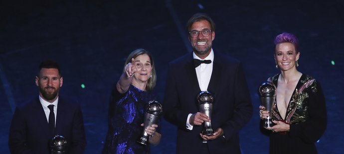 Přehlídka oceněných. Lionel Messi, nejlepší ženská trenérka Jill Ellisová, Jürgen Klopp a Megan Rapinoeová