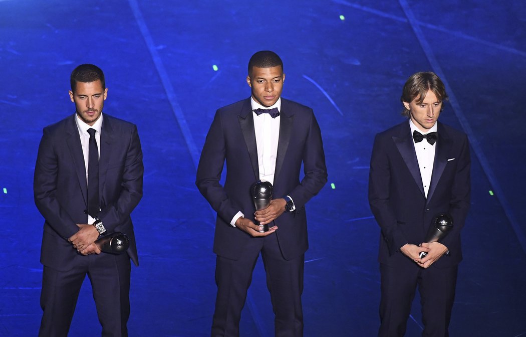 Členové nejlepší jedenáctky roku: Eden Hazard, Kylian Mbappé a Luka Modrič