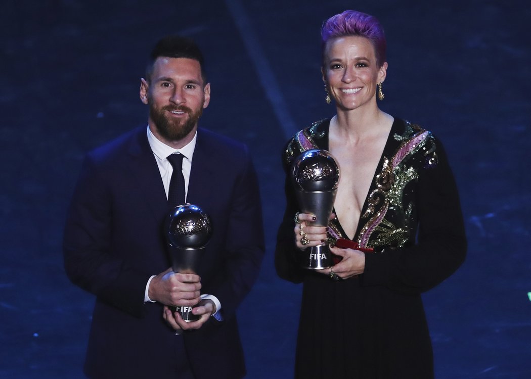 Nejlepší fotbalista Lionel Messi po boku nejlepší hráčky Megan Rapinoeové