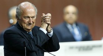 Blatter pokračuje! Přes korupční skandál obhájil post šéfa FIFA