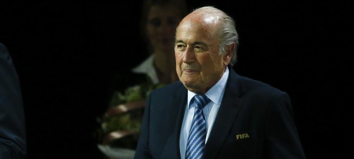 Sepp Blatter je pod velkým tlakem, okamžitý odstup z postu prezidenta FIFA ale odmítá