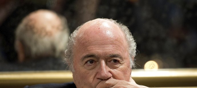 Sepp Blatter musí mít pořádné vrásky. Objevily se spekulace, že bývalý místopředseda FIFA Jack Warner přijal úplatky...