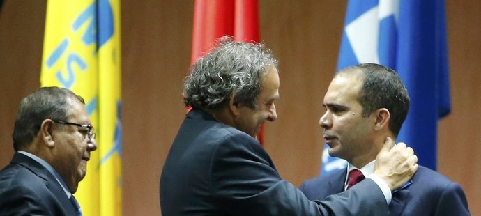 Prezident UEFA Michel Platini v objetí s jordánským princem Alím bin Husajnem, Blatterovým protikandidátem na post prezidenta FIFA   