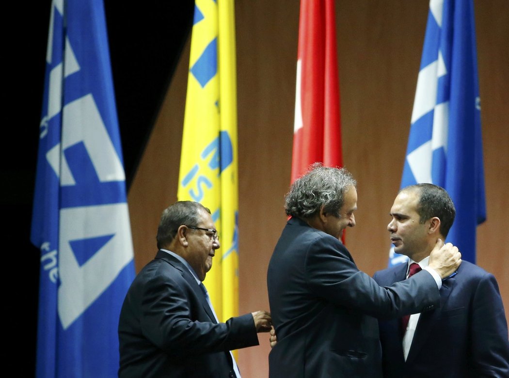 Prezident UEFA Michel Platini v objetí s jordánským princem Alím bin Husajnem, Blatterovým protikandidátem na post prezidenta FIFA