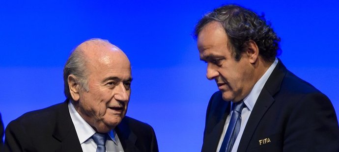 Sepp Blatter a Michel Platini dostali od Etické komise FIFA osmiletý zákaz působení ve fotbale