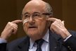 Sepp Blatter na tiskové konferenci po vynesení verdiktu Etické komise FIFA, která mu na osm let zakázala být činným ve fotbale. Stále úřadující prezident ale slíbil, že se odvolá a bude bojovat.