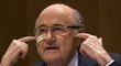 Sepp Blatter na tiskové konferenci po vynesení verdiktu Etické komise FIFA, která mu na osm let zakázala být činným ve fotbale. Stále úřadující prezident ale slíbil, že se odvolá a bude bojovat.