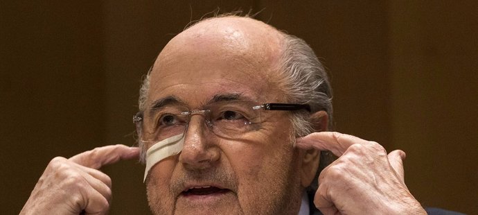 Sepp Blatter na tiskové konferenci po vynesení verdiktu Etické komise FIFA, která mu na osm let zakázala být činným ve fotbale. Stále úřadující prezident ale slíbil, že se odvolá a bude bojovat.