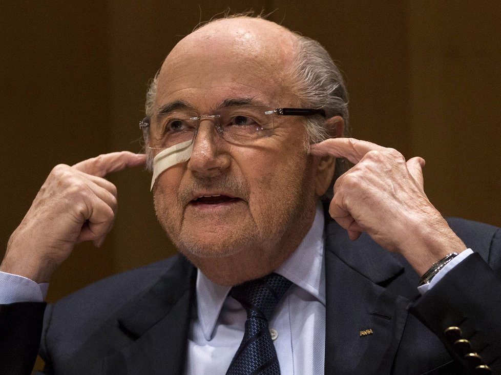 Sepp Blatter na tiskové konferenci po vynesení verdiktu Etické komise FIFA, která mu na osm let zakázala být činným ve fotbale. Stále úřadující prezident ale slíbil, že se odvolá a bude bojovat.