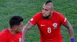 Chilský lídr Arturo Vidal (vpravo) debatuje se spoluhráčem během finále turnaje FIFA proti Německu