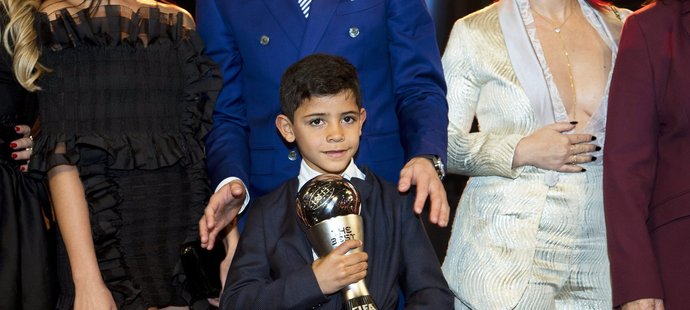 Otcovu trofej si potěžkal i Cristiano junior
