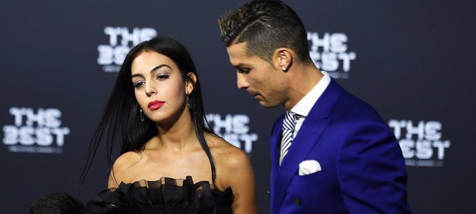 Nejlepší fotbalista světa Cristiano Ronaldo s přítelkyní Georginou Rodriguezovou a synem Cristianem