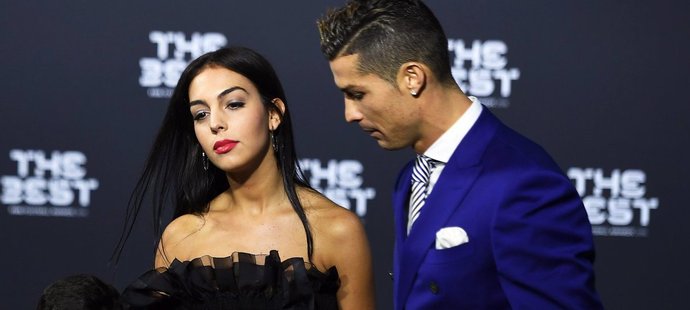 Nejlepší fotbalista světa Cristiano Ronaldo s přítelkyní Georginou Rodriguezovou a synem Cristianem