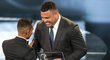 Cenu malajskému fotbalistovi předal legendární brazilský útočník Ronaldo