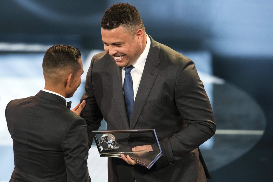 Cenu malajskému fotbalistovi předal legendární brazilský útočník Ronaldo
