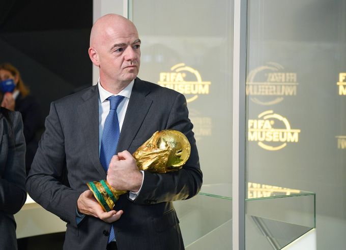Chtěl vydělávat 1,3 miliardy ročně. Teď Infantino ztrácí podporu. Kdo se ozval první? Chtěl vydělávat 1,3 miliardy ročně. Teď Infantino ztrácí podporu. Kdo se ozval první?