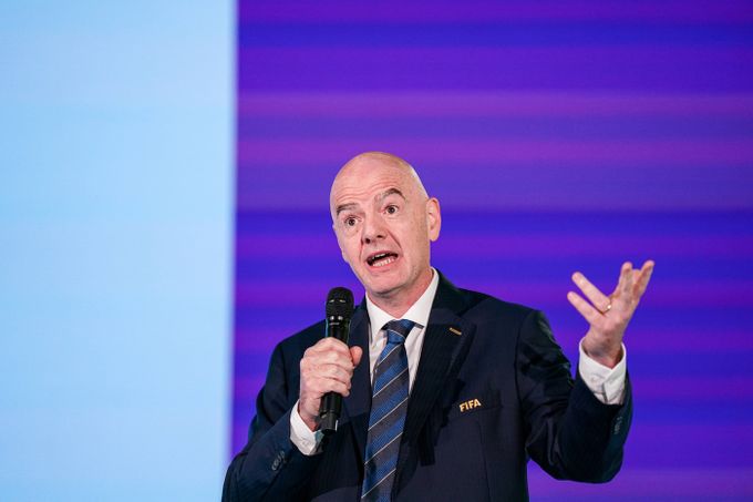 Infantino bez masky: tři pasy, chování chameleona, drahé matrace i miliardy za hlasy Infantino bez masky: tři pasy, chování chameleona, drahé matrace i miliardy za hlasy