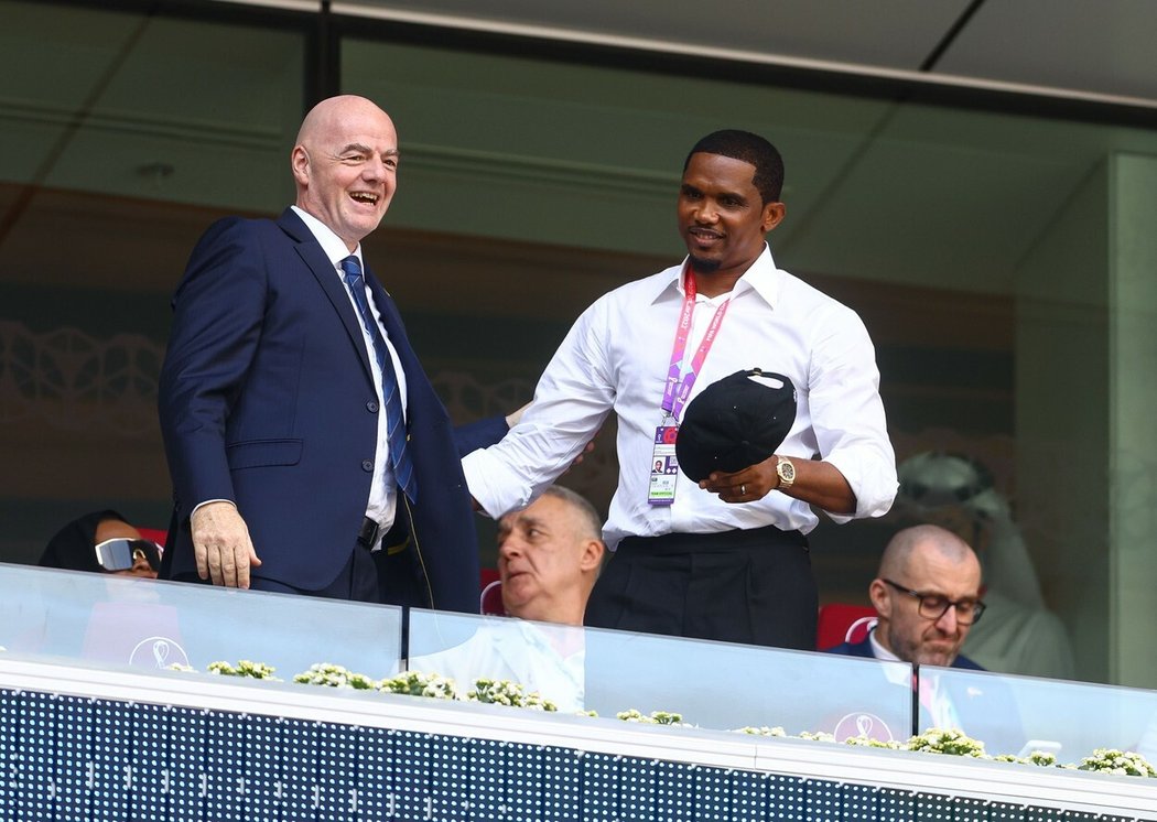 Prezident kamerunského fotbalu Samuel Eto&#39;o a šéf FIFA Gianni Infantino