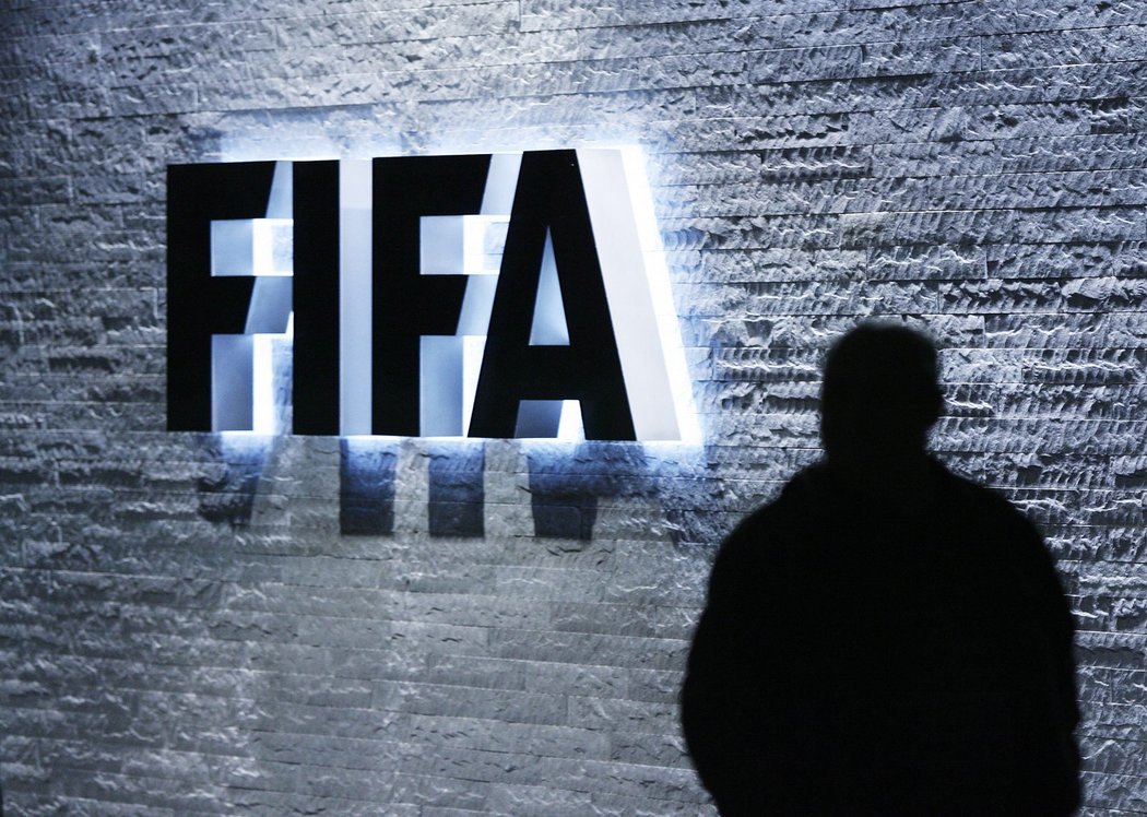 Před pátečním kongresem FIFA zatkla švýcarská policie v Curychu několik funkcionářů fotbalové federace kvůli podezření z korupce