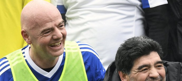 Při utkání FIFA Legends nechyběla dobrá nálada. Potvrzují to i současný prezident FIFA Gianni Infantino (vlevo) a Diego Armando Maradona.