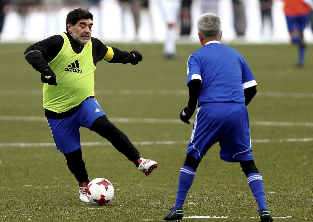 Argentinec Diego Armando Maradona to s míčem pořád umí.