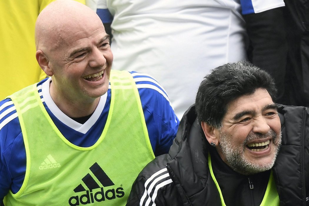 Při utkání FIFA Legends nechyběla dobrá nálada. Potvrzují to i současný prezident FIFA Gianni Infantino (vlevo) a Diego Armando Maradona.