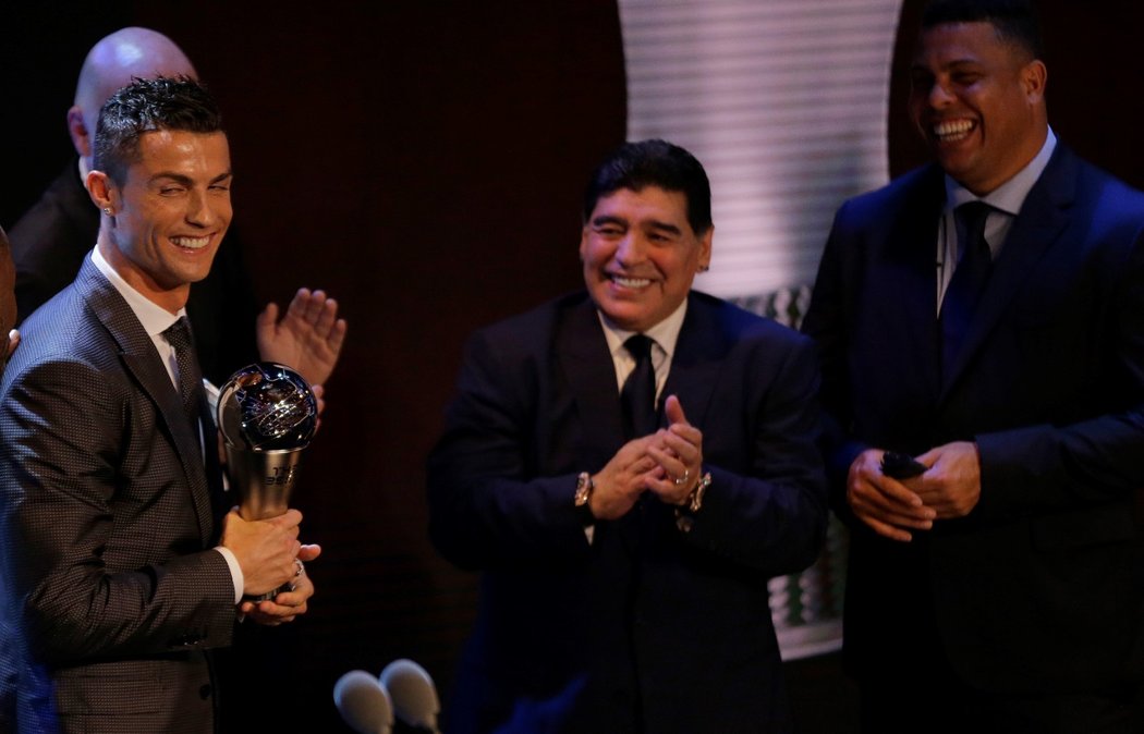 Vítěz ankety FIFA za rok 2017 Cristiano Ronaldo, vedle něj argentinská fotbalová legenda Diego Maradona