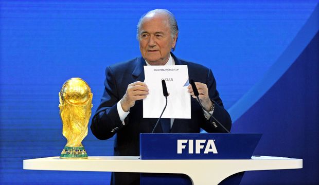 Sepp Blatter oznamuje pořadatele MS 2022. Stal se jím překvapivě Katar Sepp Blatter oznamuje pořadatele MS 2022. Stal se jím překvapivě Katar