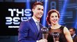 Ti nejlepší z nejlepších. Cristiano Ronaldo a Carli Lloydová, vítězové cen FIFA, pózují se svými trofejemi