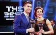 Ti nejlepší z nejlepších. Cristiano Ronaldo a Carli Lloydová, vítězové cen FIFA, pózují se svými trofejemi