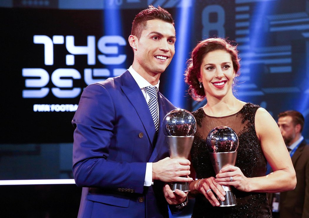 Ti nejlepší z nejlepších. Cristiano Ronaldo a Carli Lloydová, vítězové cen FIFA, pózují se svými trofejemi