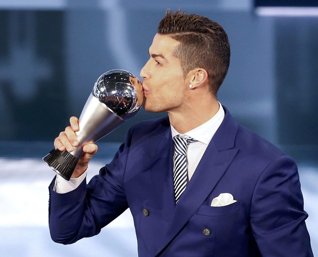 Cristiano Ronaldo je magnet na trofeje. Tentokrát si odnesl cenu FIFA pro nejlepšího hráče světa