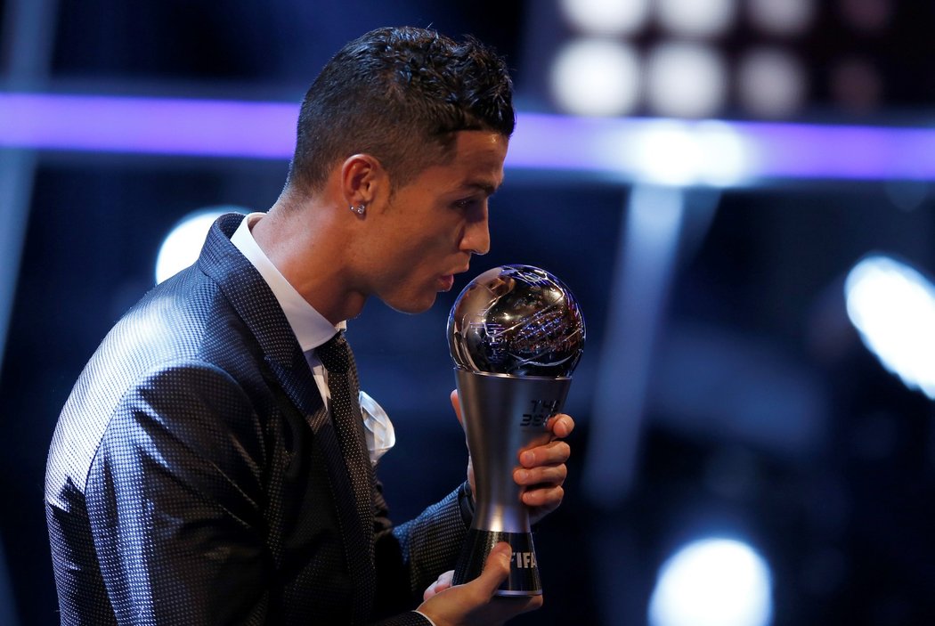 Cristiano Ronaldo krátce poté, co převzal cenu pro nejlepšího hráče světa podle ankety FIFA